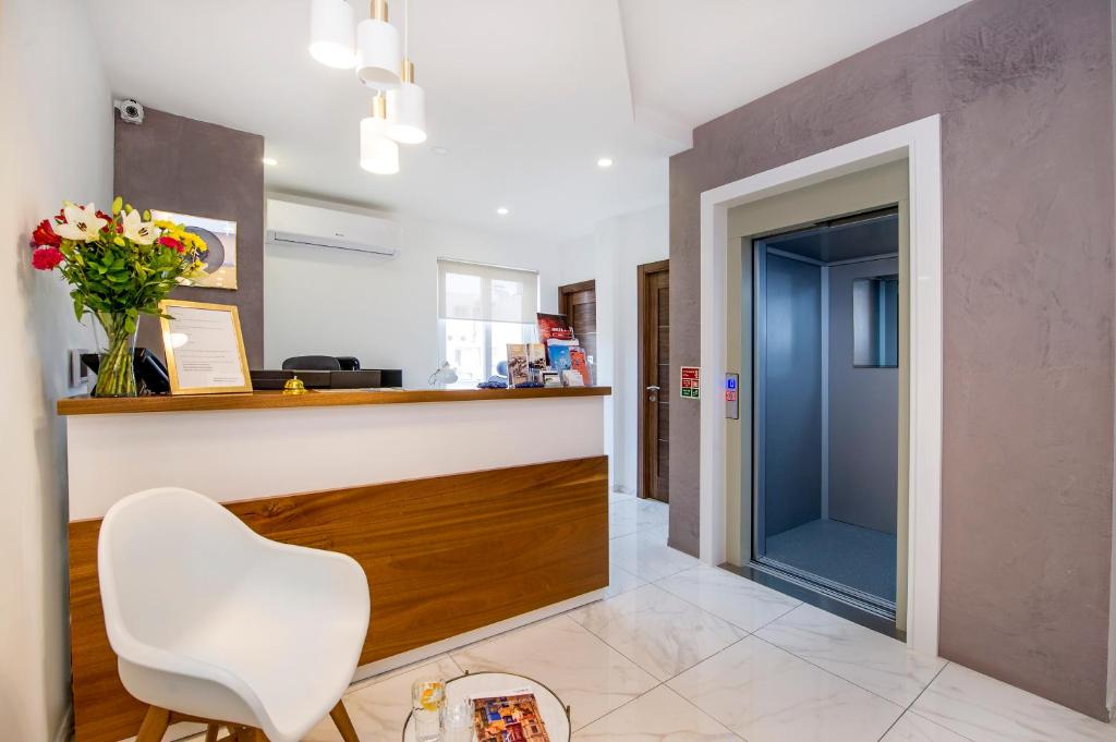 フロント・ロビー