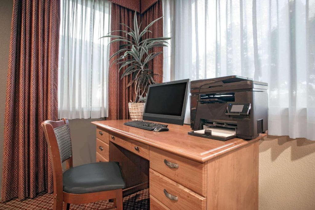 Hawthorn Suites - Seattle South/Kent Photo 4