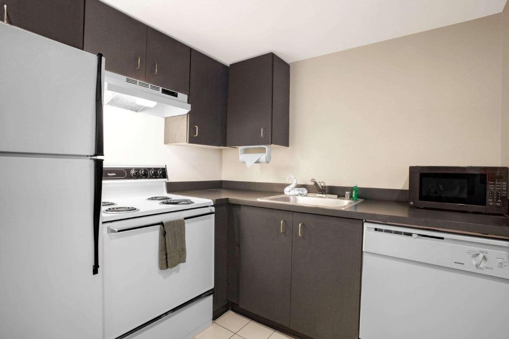 Hawthorn Suites - Seattle South/Kent Photo 9