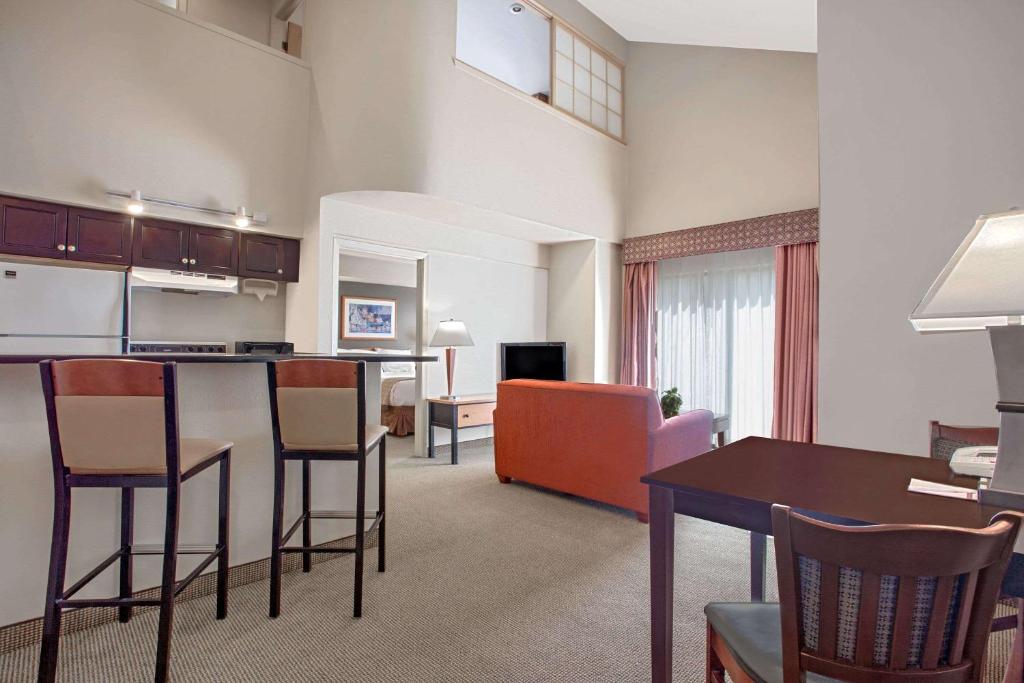 Hawthorn Suites - Seattle South/Kent Photo 13