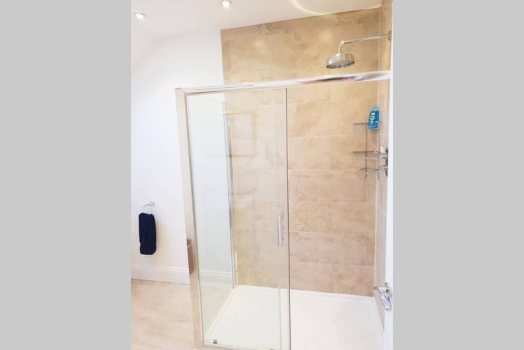 Large 2 ensuite bedroom flat with lovely views photo