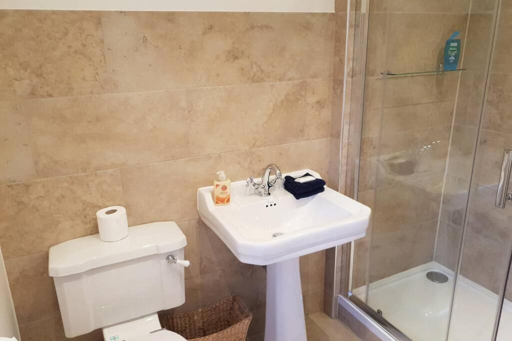 Large 2 ensuite bedroom flat with lovely views photo