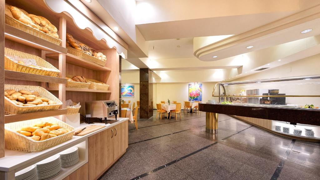 Bull Astoria Photo 40