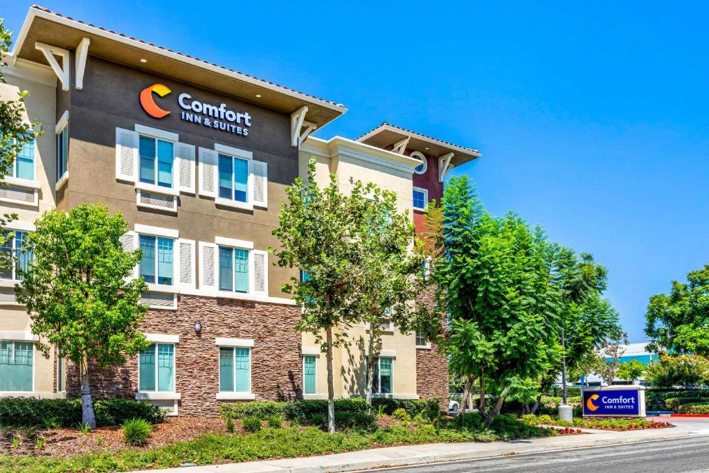 Comfort Inn & Suites Near Ontario Airport Photo 0