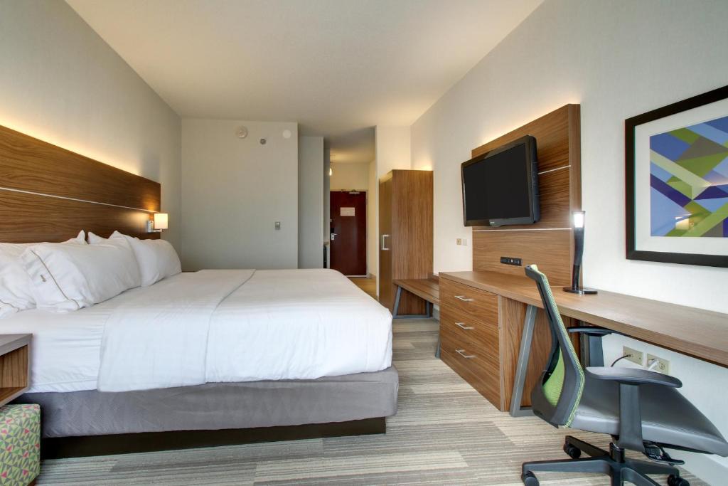 Holiday Inn Express & Suites Aurora - Naperville photo