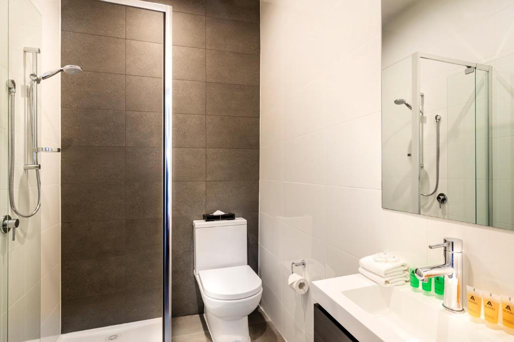Como Court by Crest photo
