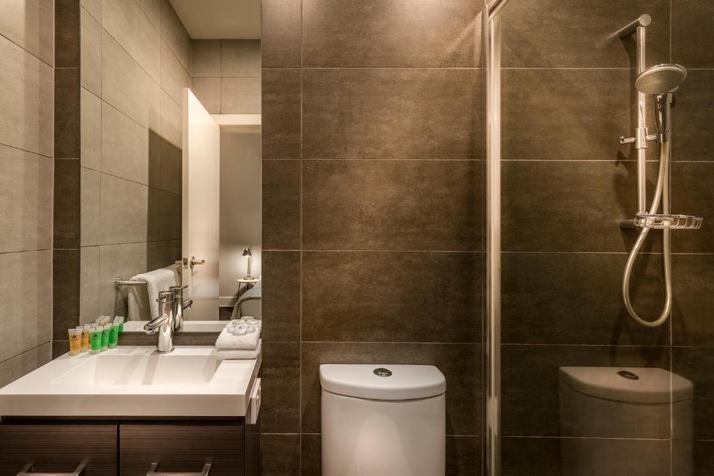 Como Court by Crest photo