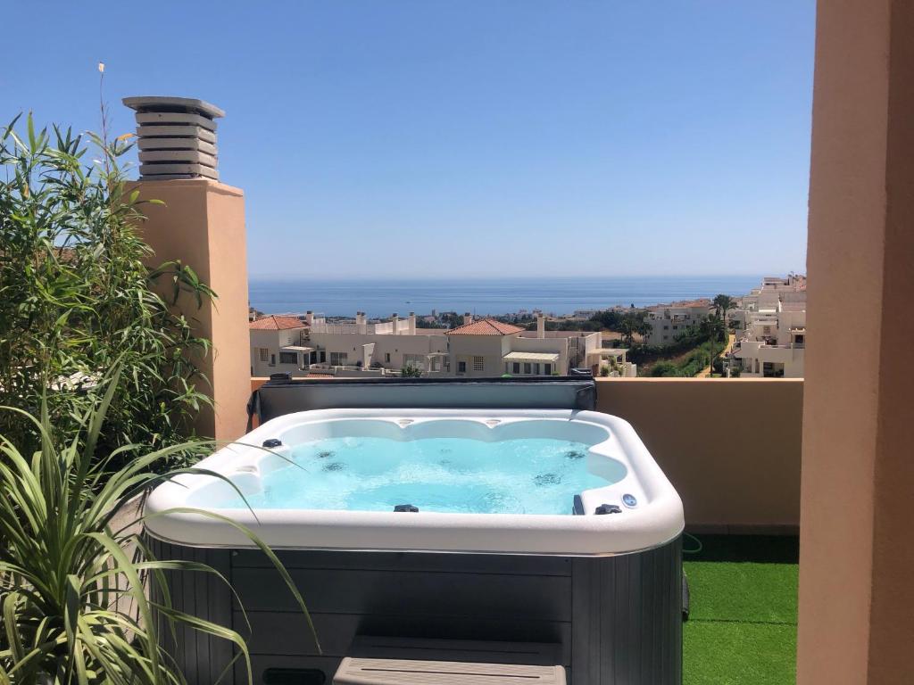 NEW: LUXURIOUS PENTHOUSE WITH JACUZZI & SEA VIEW - 2