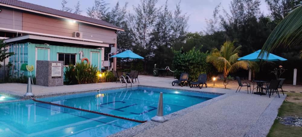 Swimming pool