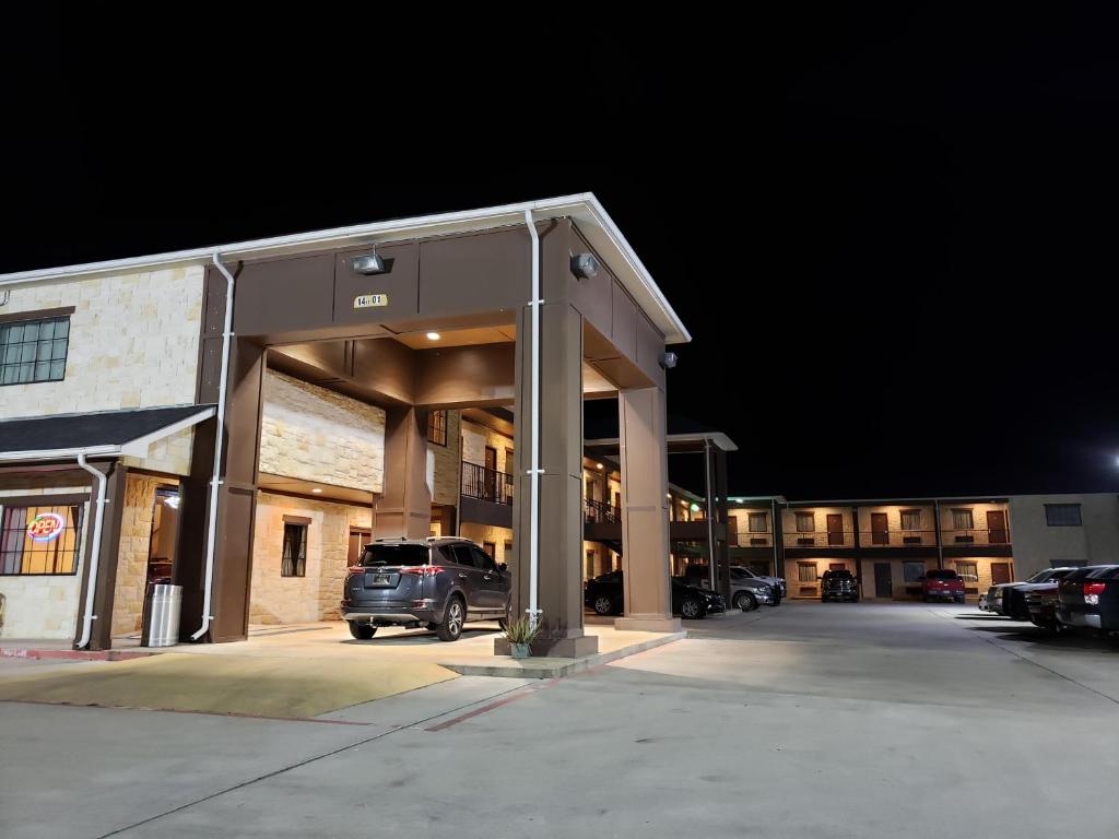 Lux Inn and Suites ViaMichelin HOTEL West TX 78071
