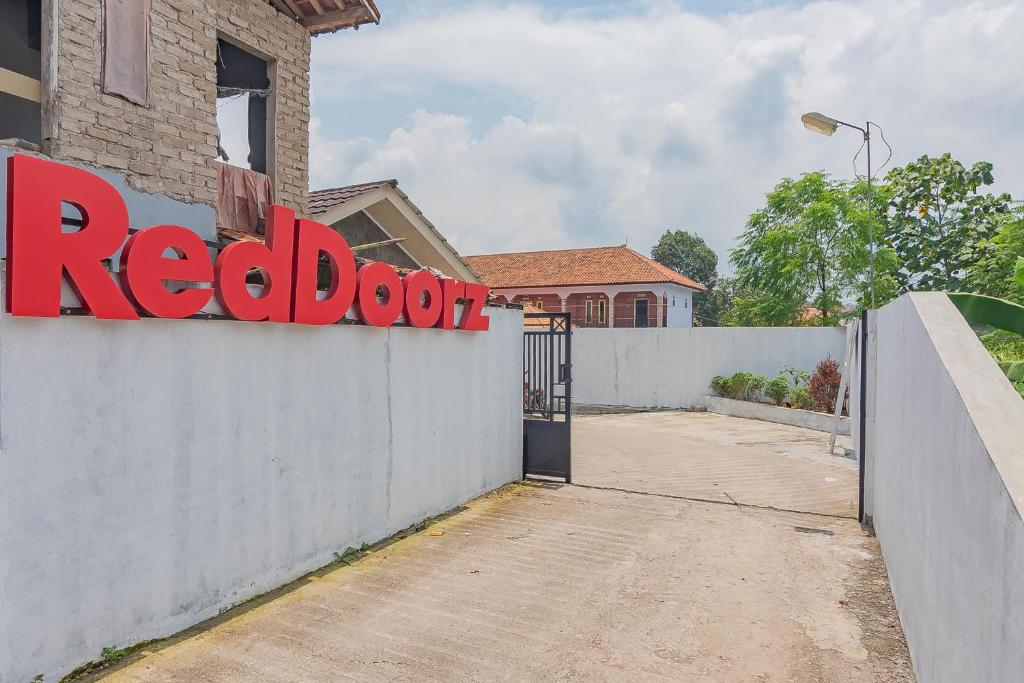 Exterior view, RedDoorz Syariah @ Tambak Mekar Street Subang in Bandung