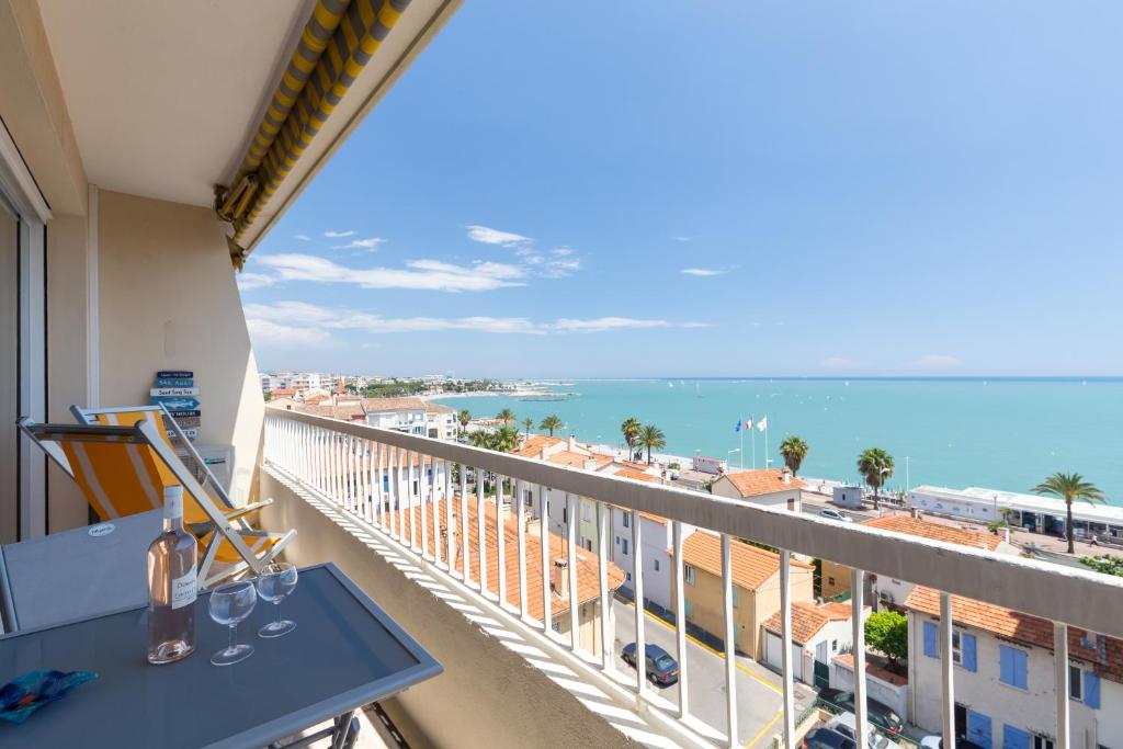 GORGEOUS APT with TERRACE, ELEVATOR, AC, FREE PARKING - Le Régis, Cagnes-sur-Mer