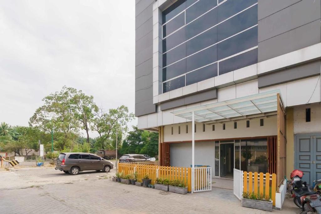 Entrance, RedDoorz @ Helvetia Medan 2 in Medan