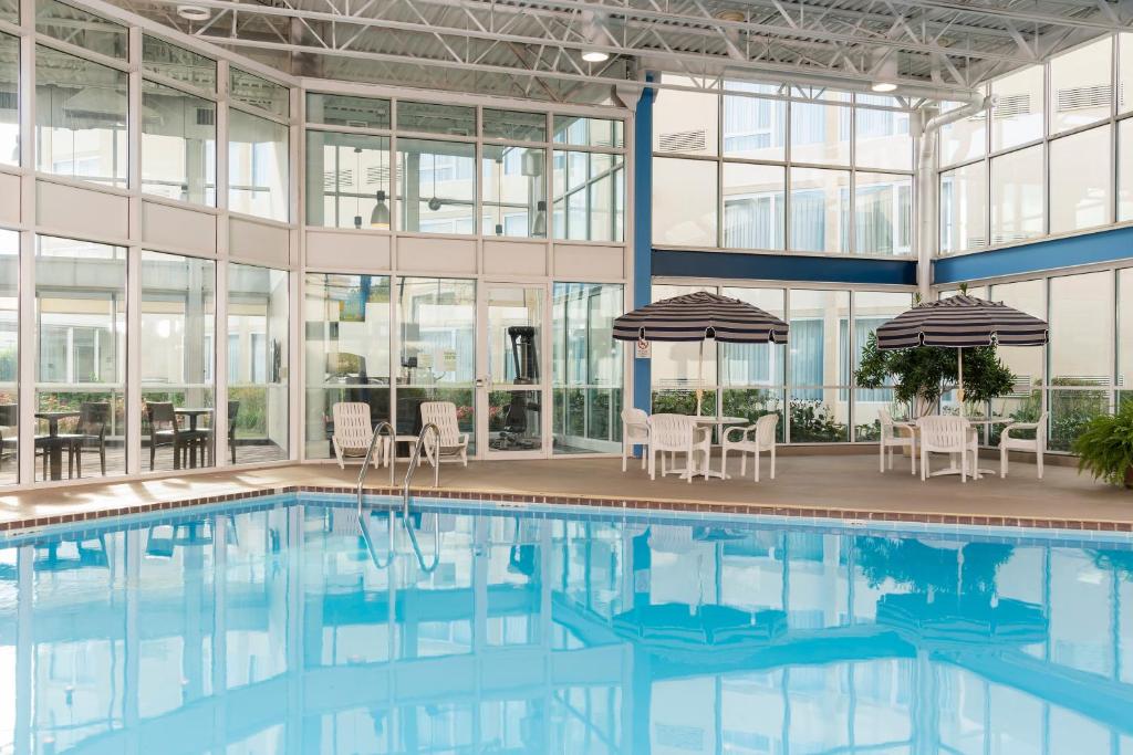 Holiday Inn Chicago - Elk Grove photo