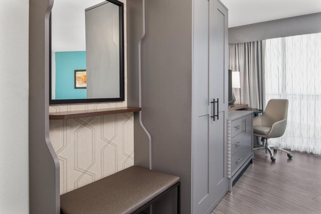 Holiday Inn Charleston-Riverview photo