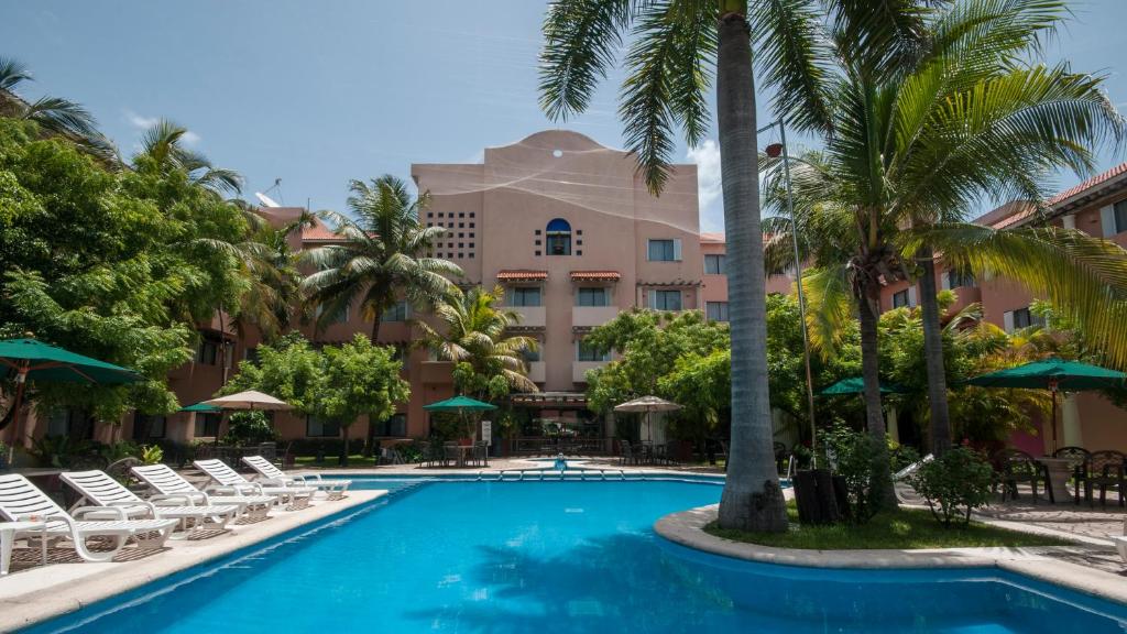 Swimming pool, Holiday Inn Ciudad Del Carmen By IHG in Ciudad Del Carmen