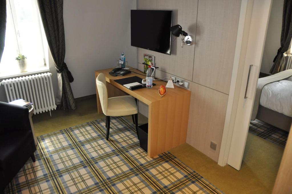 Shared lounge/TV area