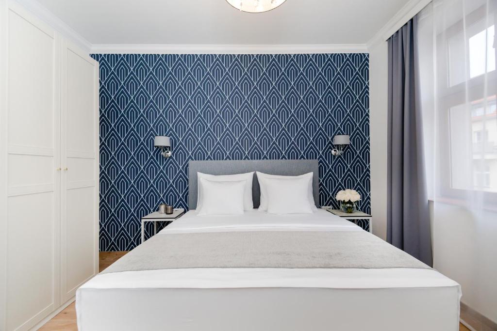 Deluxe One-Bedroom Apartment