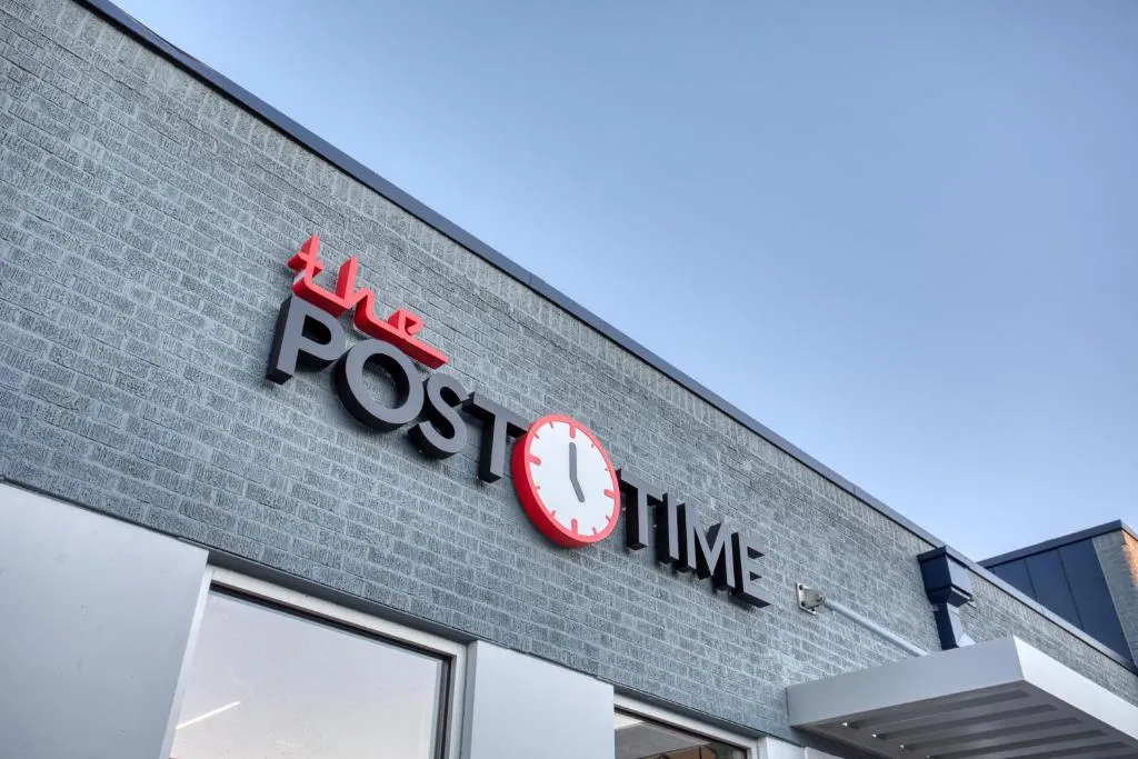 Post Time Inn，位于卡尔斯巴德的酒店