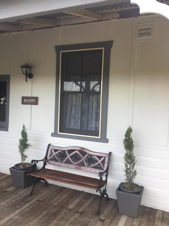 Araluen Historic House Deluxe Room