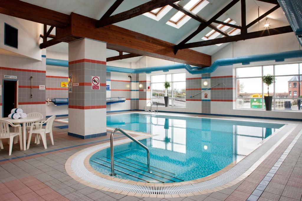 ホリデイ イン エルズミア ポート／チェシャー オークス バイ IHG (Holiday Inn Ellesmere Port/Cheshire Oaks By IHG) スイミングプール