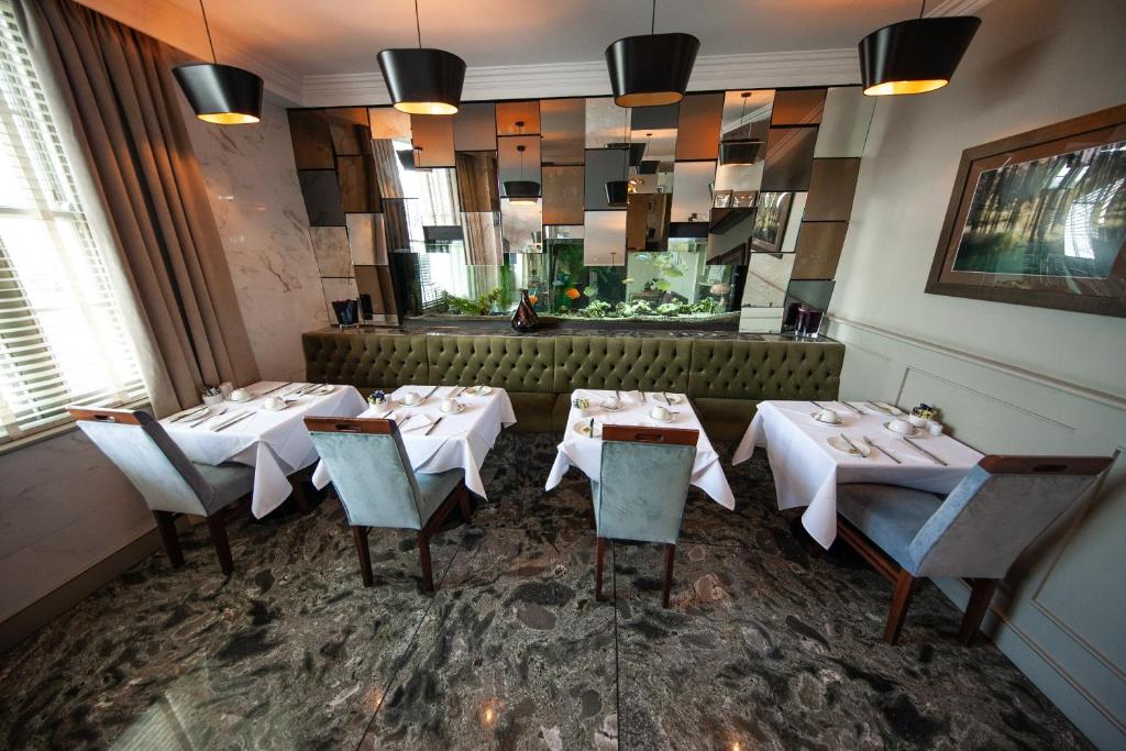 Restaurant, Berwick Manor Hotel in London