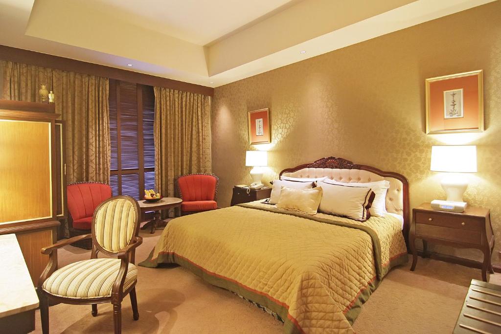 Luneta Suite per night ₱13,648