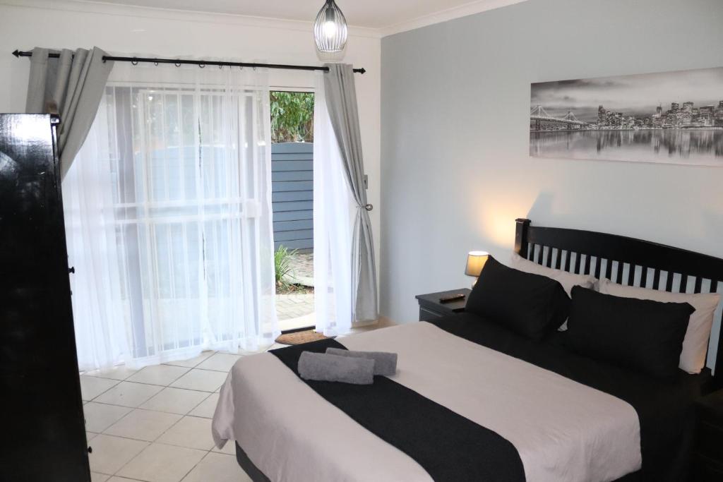 Stay at Home Airport Lodge photo