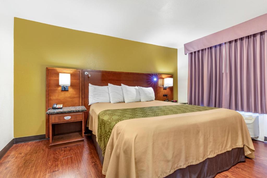 Econo Lodge Inn & Suites Tyler Photo 7