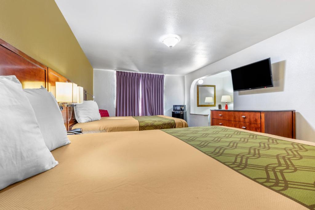 Econo Lodge Inn & Suites Tyler Photo 10