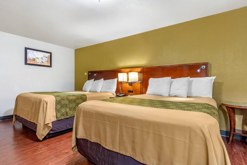 Econo Lodge Inn & Suites Tyler Photo 12