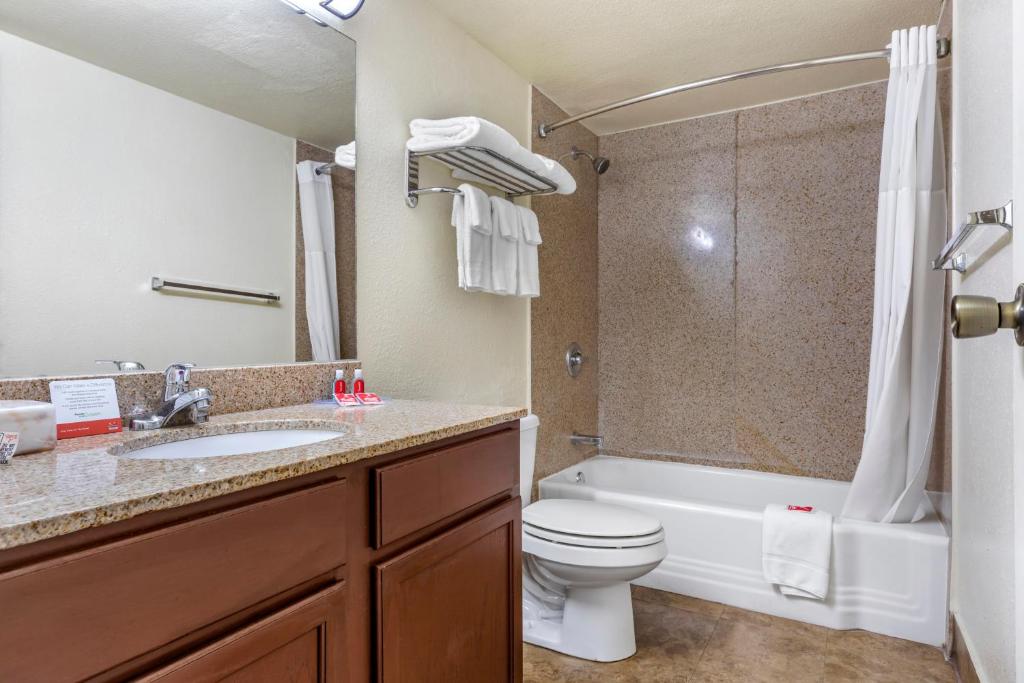 Econo Lodge Inn & Suites Tyler Photo 14