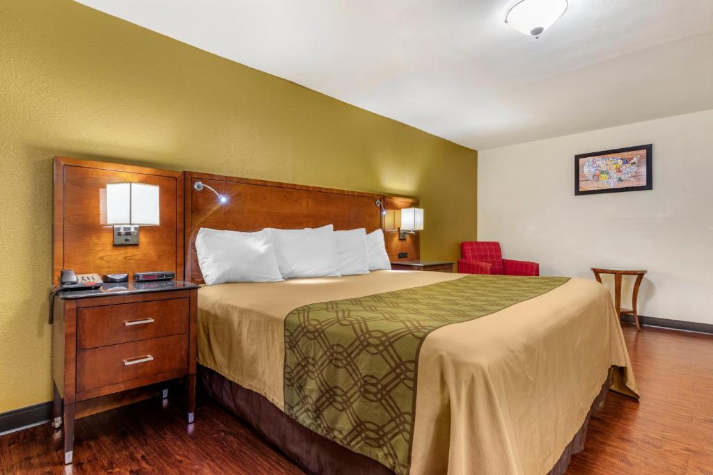 Econo Lodge Inn & Suites Tyler Photo 17