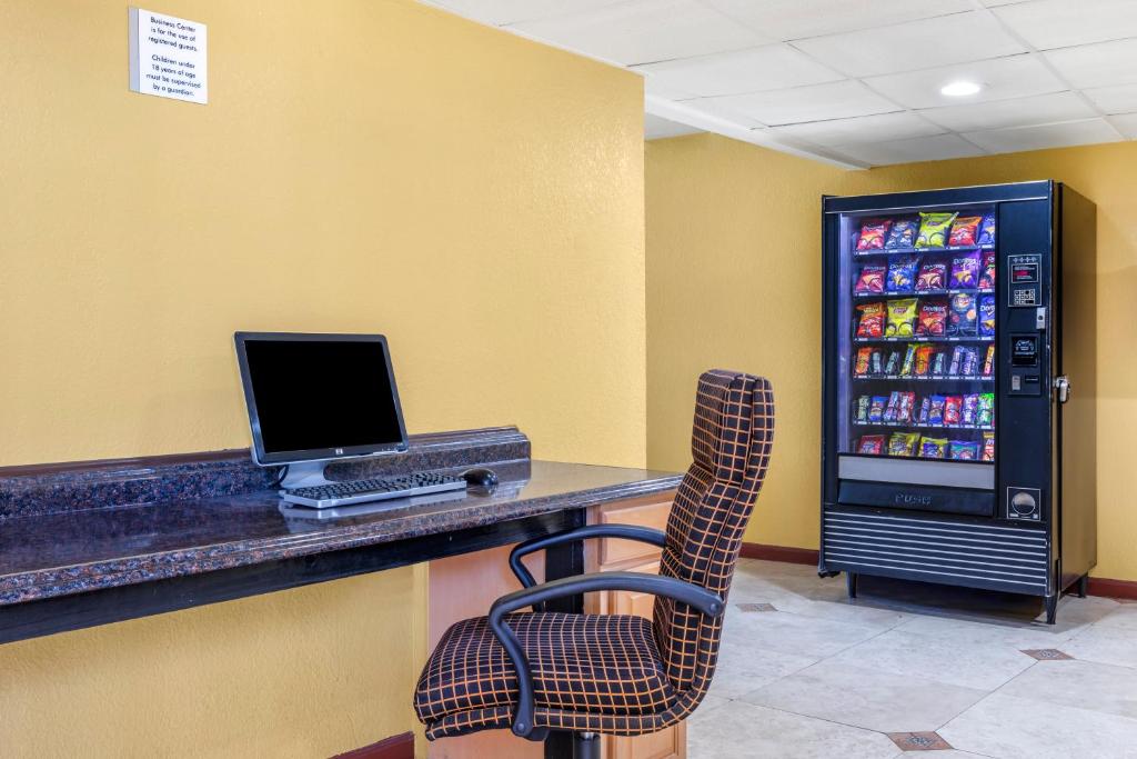 Econo Lodge Inn & Suites Tyler Photo 21