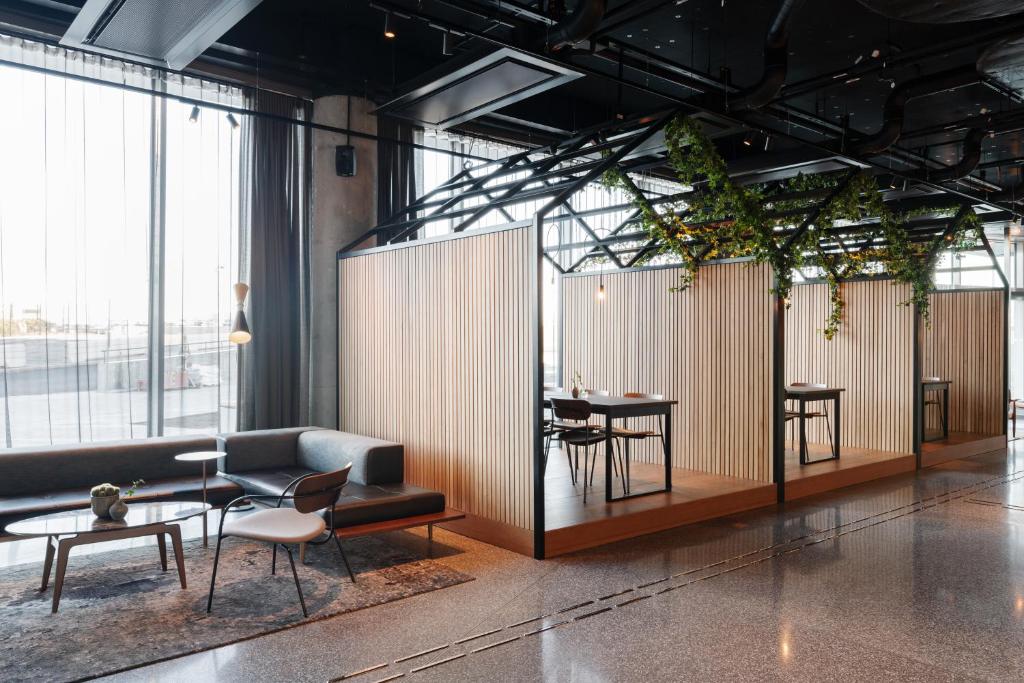 컴포트 호텔의 현대적인 로비 및 식당 이미지