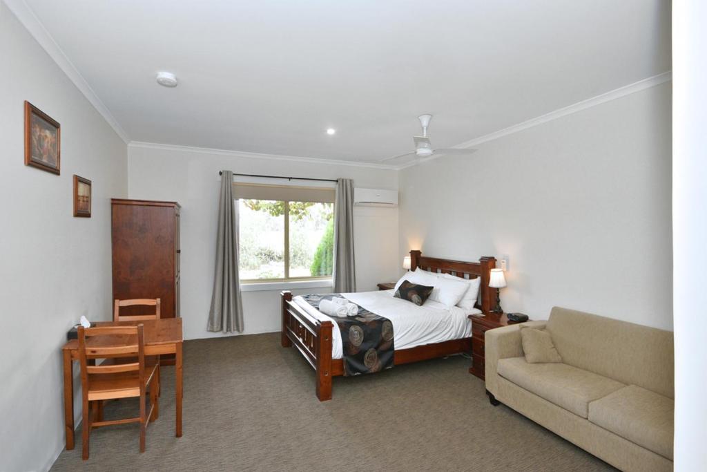 Inglewood Motel and Caravan Park Victoria photo