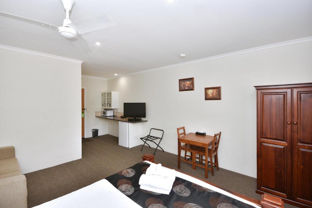 Inglewood Motel and Caravan Park Victoria photo