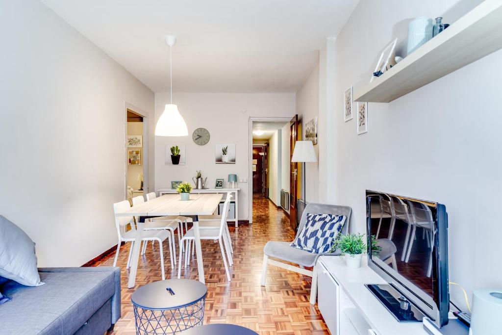 Spacious 4 Bedroom Apartment Fira BCN & Camp Nou - 2