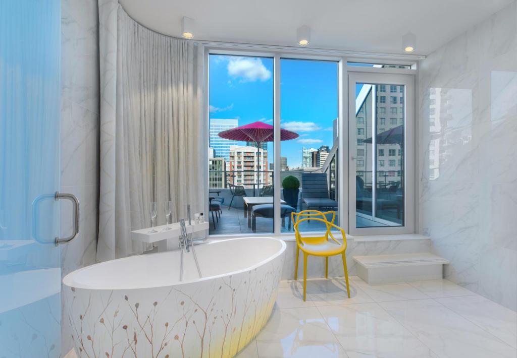 Open air bath, Le Mount Stephen in Montreal (QC)