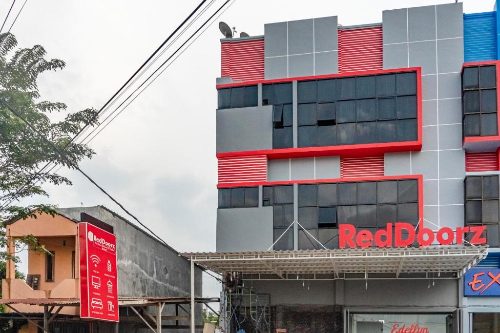 RedDoorz Plus near Millenium ICT Centre Medan 2