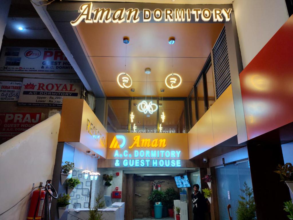 Aman Dormitory and guest House — Hotel in Surat