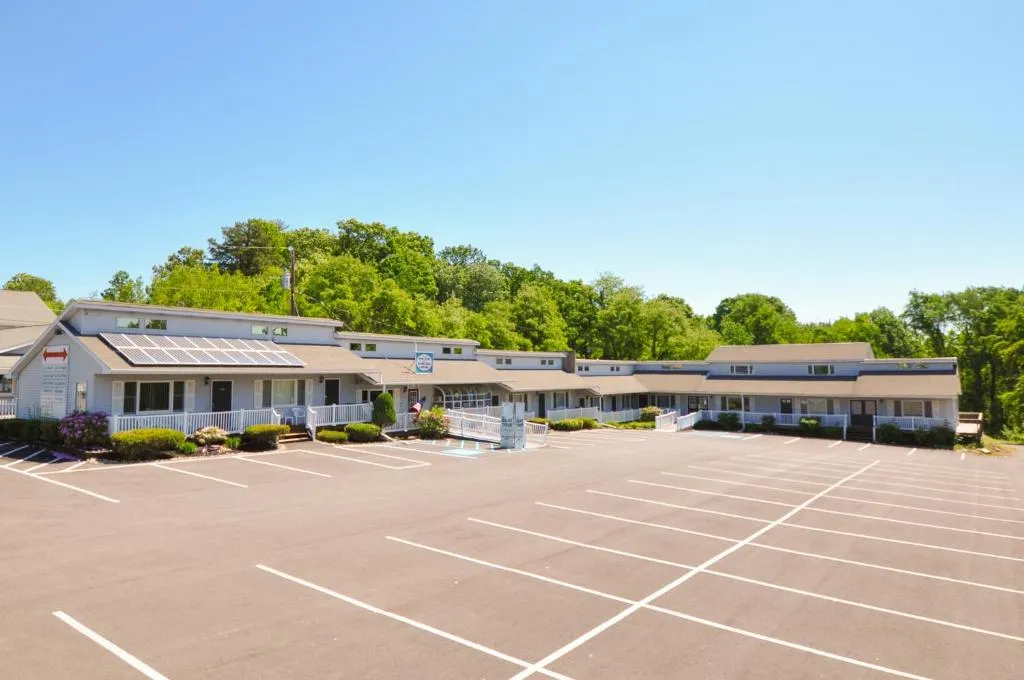 East Shore Lodging，位于霍利的酒店