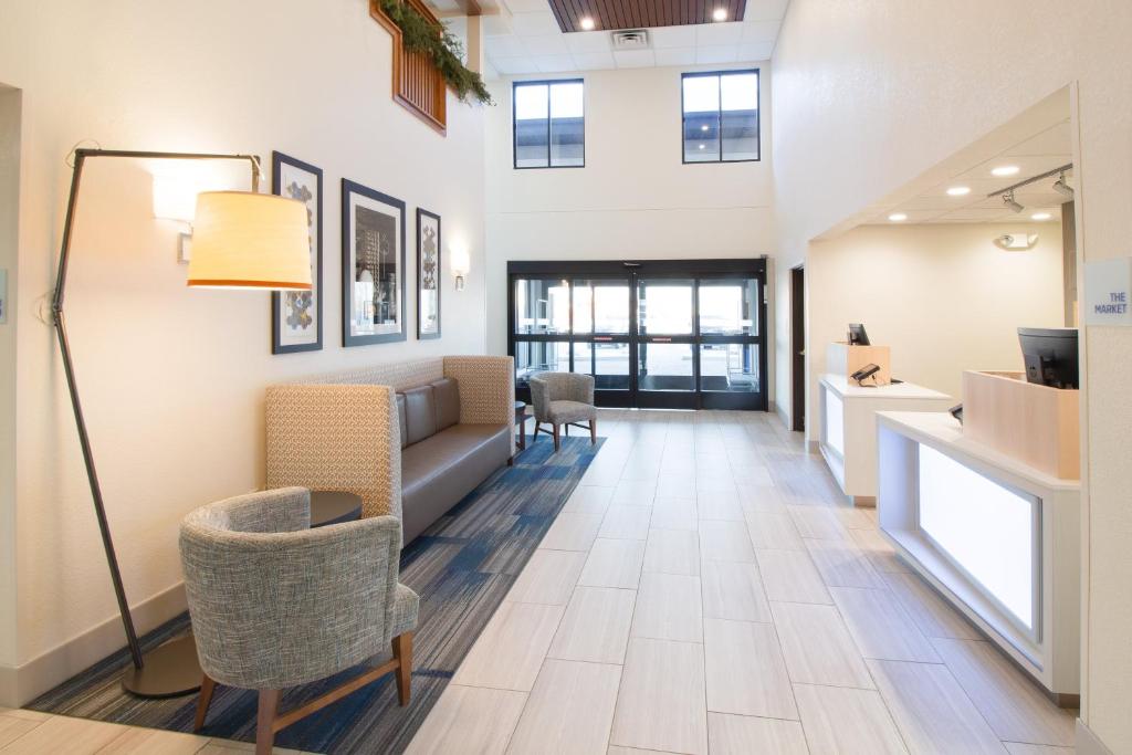 Holiday Inn Express & Suites Worthington photo