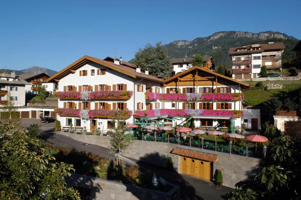 Hotel Garni Doris, מלון בקאסטלרוטו