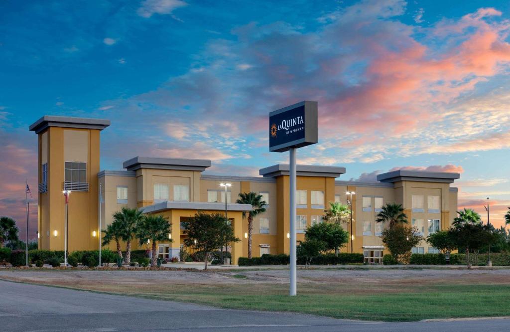 La Quinta Inn &amp; Suites by Wyndham Jourdanton - Pleasanton — Hotel in Jourdanton (TX)