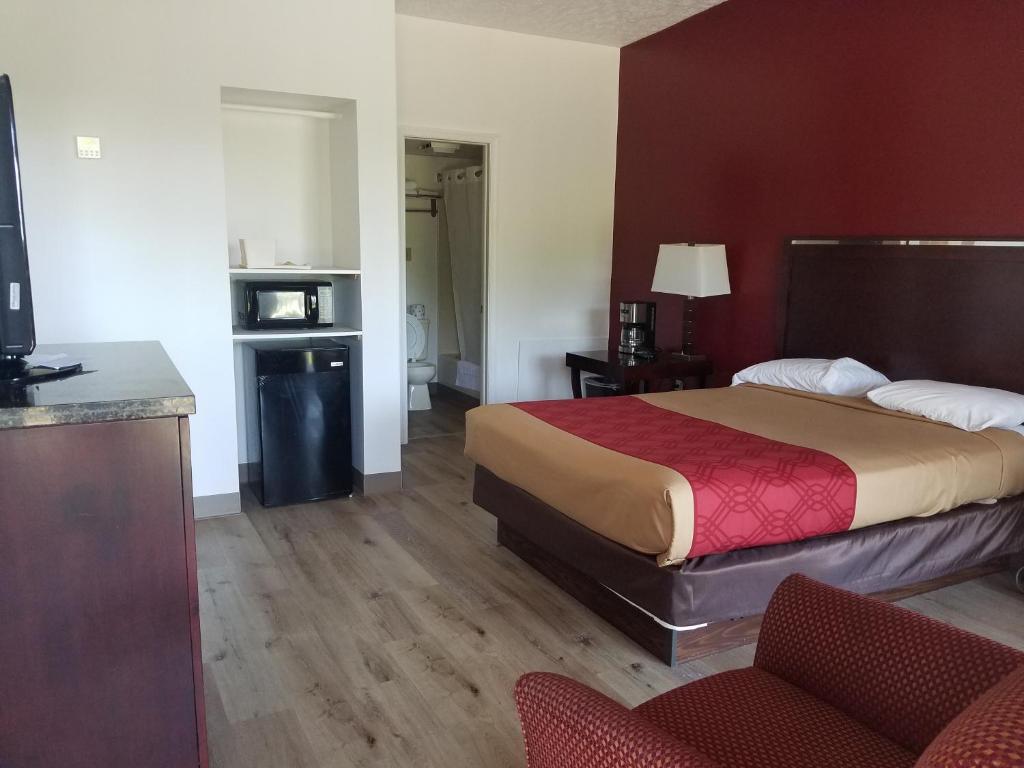 Econo Lodge Inn & Suites near Split Rock and Harmony Lake photo