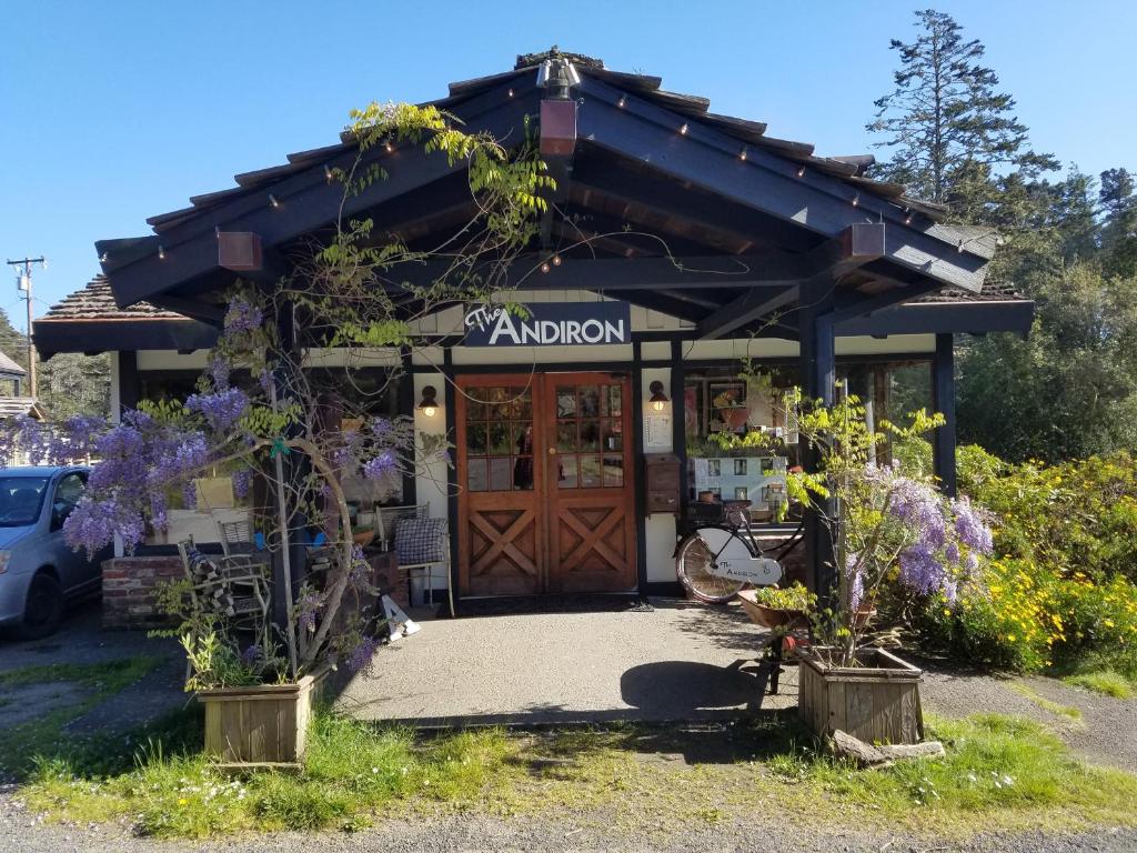 The Andiron Seaside Inn &amp; Cabins — Hotel in Little River (CA)