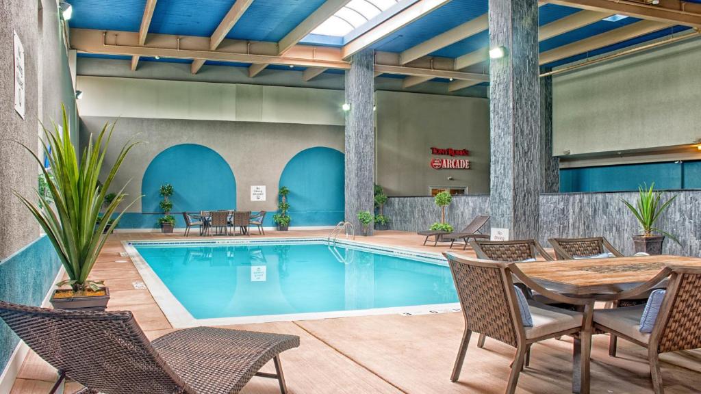 Swimming pool, Holiday Inn Niagara Falls-Scenic Downtown in Niagara Falls (NY)