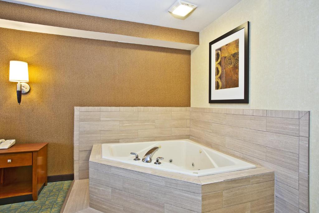 Holiday Inn Express Hotel & Suites Wabash photo