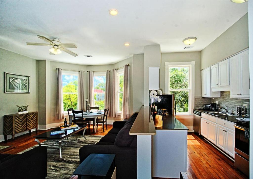 Modern 4 Bed Brownstone in Historic Downtown — Hotel in Savannah (GA)
